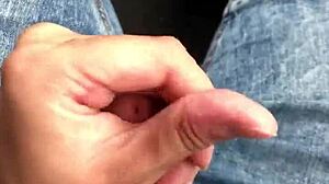 Не могу перестать дрочить член в машине ночью