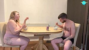 Colazione nuda diventa piccante con la fidanzata