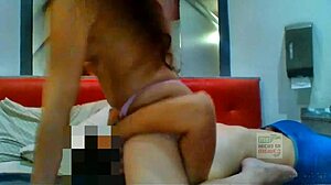 Tiernita cabalga la polla grande del marido en USA segundo video