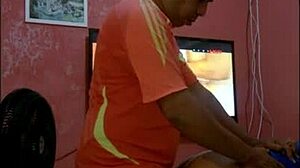 Rasgando o cu da morena