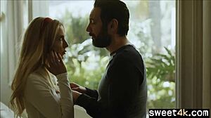 Yaşlı üvey kardeşler birlikte samimi yatak odası anları paylaşıyor