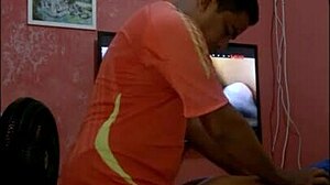 Rasgando o cu da morena