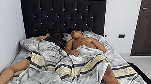 Mi hermanastra chupa mi verga mientras mi novia est� a mi lado