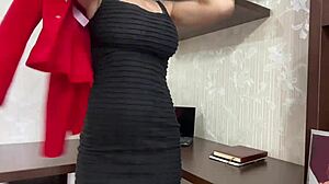 Rintava sihteeri houkuttelee pomon palkankorotukseen