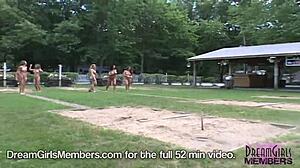 Cítit vzrušení z roztrhaných šatů ve veřejné soutěži striptease s odhalenými velkými prsy