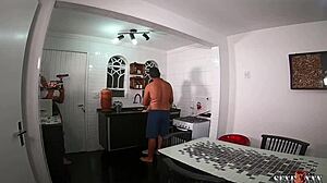 Manu fox playing dedicated wife in kitchen with tony tigrao, sandro lima, lidy silva, and binho ted 😍