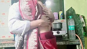 देसी भाभी रफ डॉगीस्टाइल एक्शन के लिए झुकी हुई