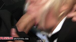 Јо, погледај овај дивљи ДП са Карлом Кокс у колима, тако вруће!