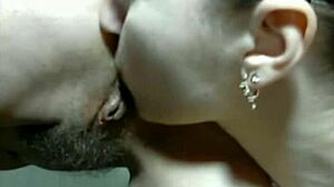 Hårig webcam med lesbiskt lek och onani