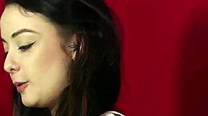 Dommes britanniques taillent une pipe à un mec en EVJF avec branlettes