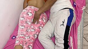 Mi hermanastro celoso entra a mi cuarto de noche y me toca!