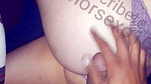 me la jalo viendo a mi mujer con ese calzón regalado