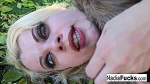Sexy Viking Nadia si hraje s kundičkou v lese.