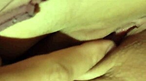 Essa gostosa tem uma buceta muito molhada