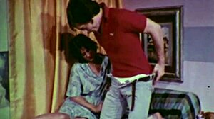 Vintage mačeha se ziblje v šestdesetih dlakavih akcijah