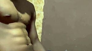 Дърпам голям черен кур