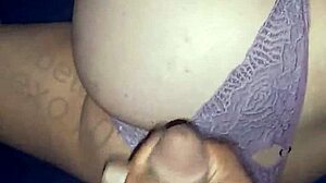 me la jalo viendo a mi mujer con ese calzón regalado