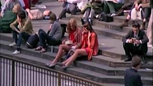 Ретро мачеха раскачивается в шестидесятых с волосатым действием