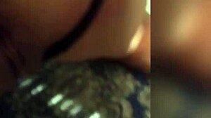 Essa gostosa tem uma buceta muito molhada