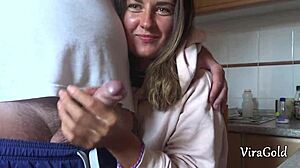 Sexy Camilla Moon dă o mângâiere rapidă acasă cu explozie masivă de spermă