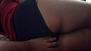 Karmico espía a hijastro mientras madrastra filma en secreto cerca