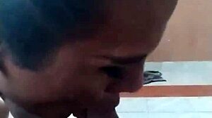 Travesti obediente mamando verga