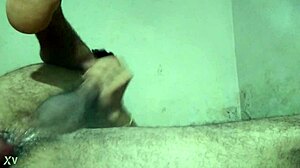 garot�o bissex socando o consolo no cuzinho apertado e gemendo at� gozar gostoso