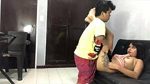 Estoy sola y muy cachonda mi esposo esta de viaje ya que el t�cnico esta haciendo ajustes al port�til voy a seducirlo para que me folle