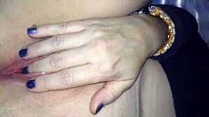 Hey, that adorable solo pussy looks so horny for fingering 😍