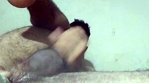 garot�o bissex socando o consolo no cuzinho apertado e gemendo at� gozar gostoso