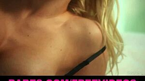 Busty blonde Riley Steele verleidt haar man met plagende likjes. Kan haar grote tieten niet weerstaan! 😍