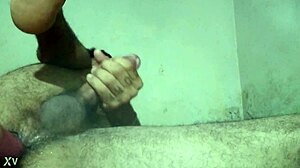 garot�o bissex socando o consolo no cuzinho apertado e gemendo at� gozar gostoso