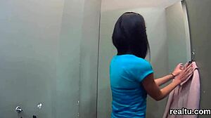 Потрясающая чешская нимфоманка соблазнена в супермаркете, жестко трахнута в POV. Ее одежда порвана во время интенсивного анального секса.