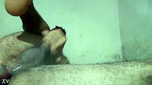 garot�o bissex socando o consolo no cuzinho apertado e gemendo at� gozar gostoso