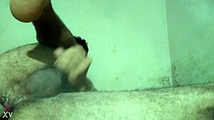 garot�o bissex socando o consolo no cuzinho apertado e gemendo at� gozar gostoso