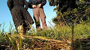 ميلف جميلة تبول في الهواء الطلق بفستان طويل