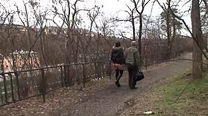 Wow! Brunette Muda Telan Air Mani Di Taman Dengan Lelaki Tua!