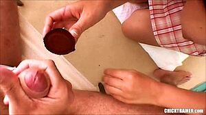 Грудастые бритни на быстром пиршестве спермы в общественном брызге спермы... глотают сперму с улыбкой в бикини! 😜