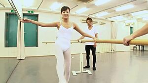 灵活的芭蕾舞者处理三根硬屌在湿润的4人行动中