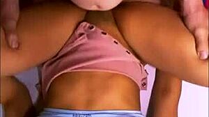 la hijastrastra tan estrecha lo vuelve loco en la universidad. se siente como el único hombre para ella.