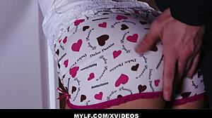 היי חרמן, אתה חושב שאתה יכול להתמודד עם הכוס הרטובה הזו?