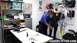 sky pierce spinner medan hon blir knullad av polis rusty nails! 😏