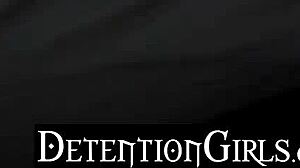 Spänd smyger in pojkvän för snabbknull i detentionen