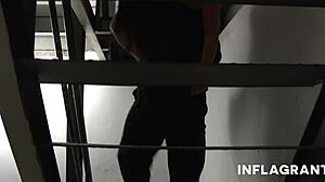 Geil europæisk slave kneblet og røv-fingret i dyb fetish-leg