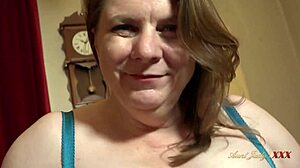 Belle-mère mature aux gros seins Rachel te surprend en POV