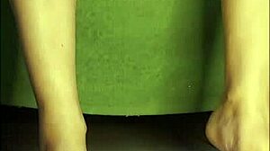 ¡Oye, encontré videos de fetichismo de pies en el teléfono de la hijastra!