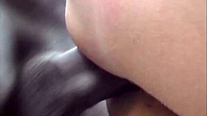 Moglie italiana spompina e si fa inculare da immigrato nero africano