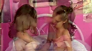 Mała April i przyjaciółka eksplorują zmysłowe lizanie i palcówkę.