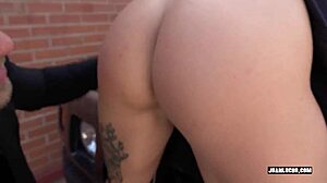 Geile blonde geeft wilde pijpbeurt in het openbaar