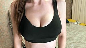 Приятелката руска мама ме хвана неподготвен, изсмука ме сух и язди жестоко в домашно действие